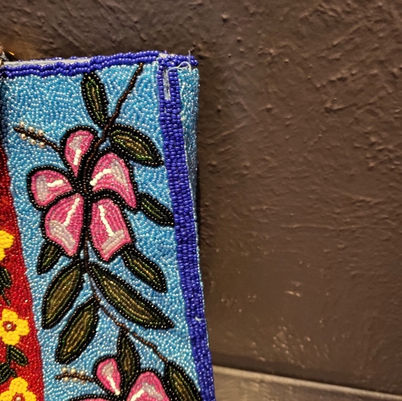 Handmade beaded tote with bamboo handles - Picture 6 of 8